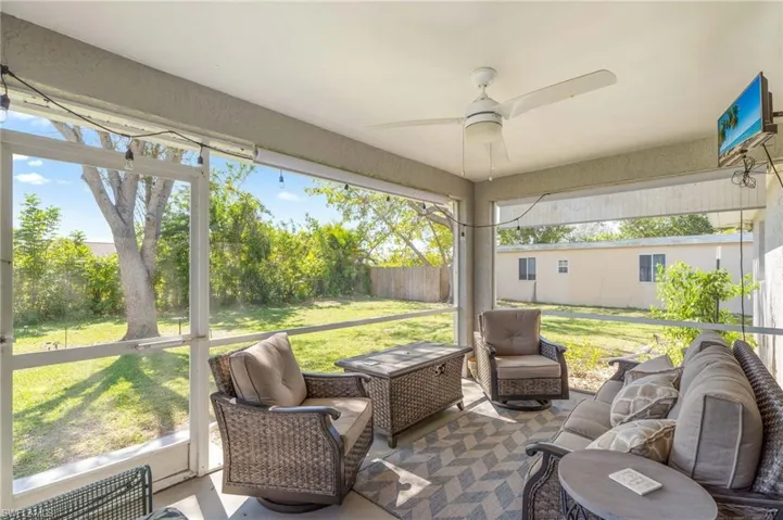 Sunroom with ceiling fan