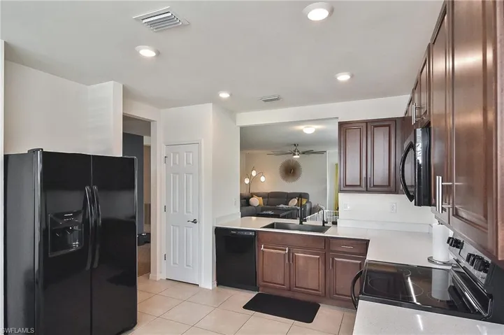 Large kitchen w/pantry