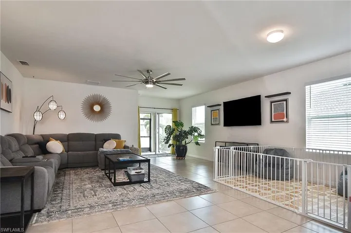 Living room/dining area