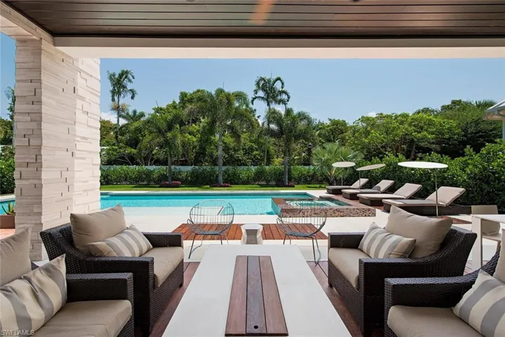 688 3rd St N, Naples, Florida 34102