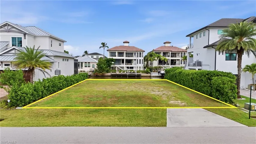 469 Trade Winds Ave, Naples, Florida 34108