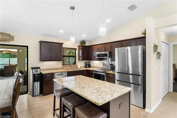 636 Se 11th Ave, Cape Coral, Florida 33990
