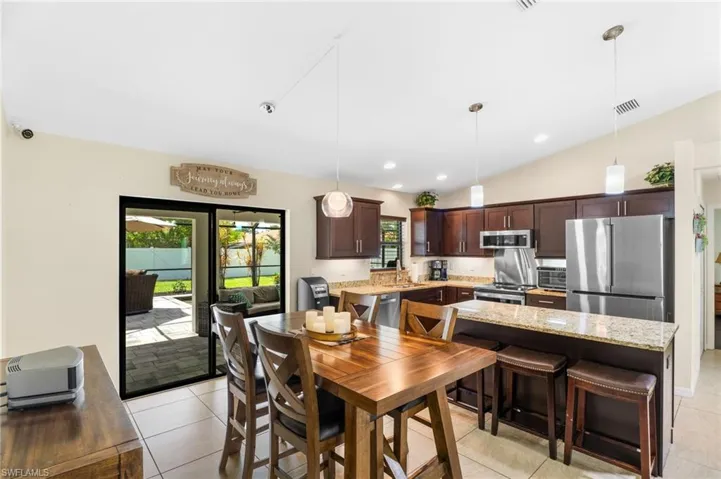 636 Se 11th Ave, Cape Coral, Florida 33990