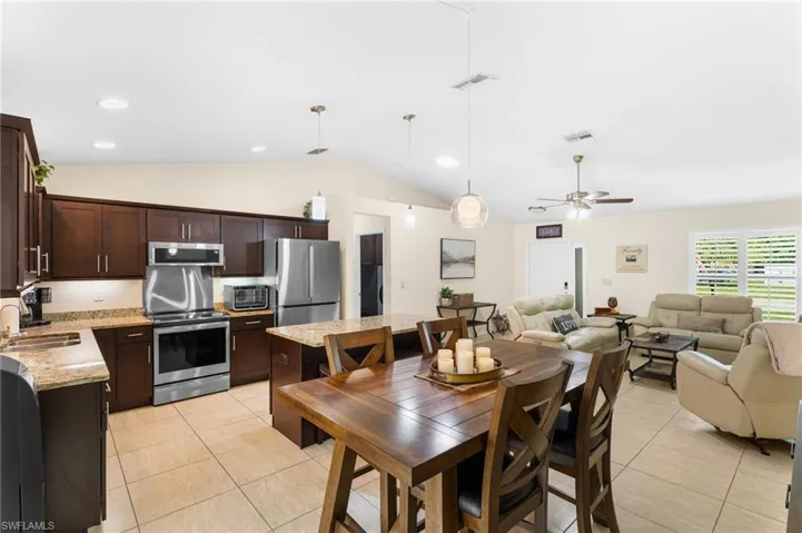636 Se 11th Ave, Cape Coral, Florida 33990