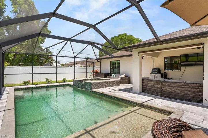 636 Se 11th Ave, Cape Coral, Florida 33990