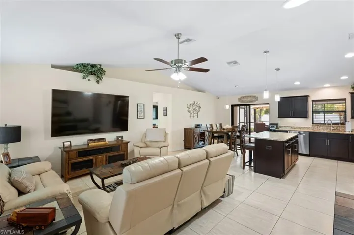 636 Se 11th Ave, Cape Coral, Florida 33990