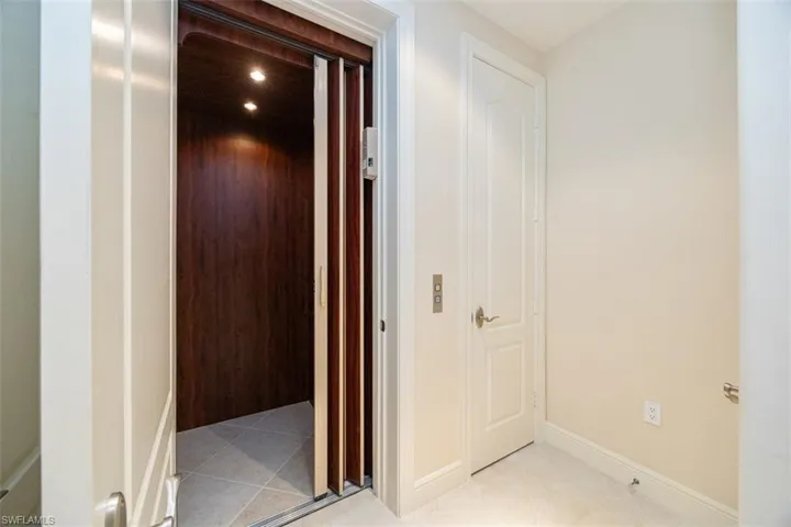 580  Avellino Isles  CIR, Naples, FL 34119