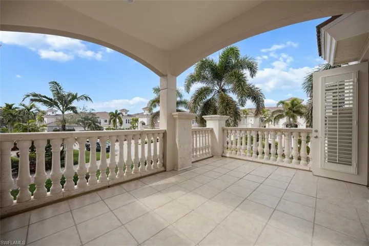 580  Avellino Isles  CIR, Naples, FL 34119