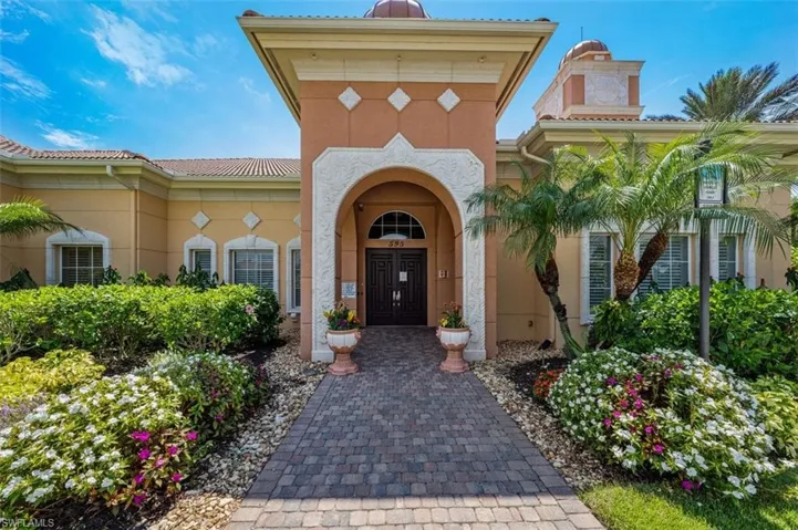 580  Avellino Isles  CIR, Naples, FL 34119