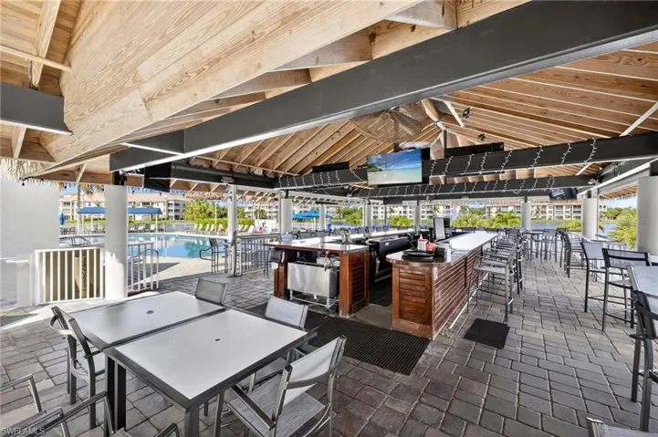 Tiki hut with Bar