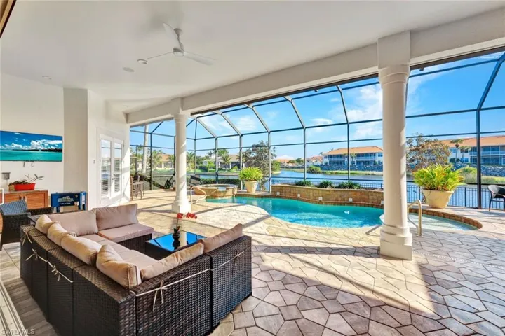 Huge Lanai w Outdoor Living Space