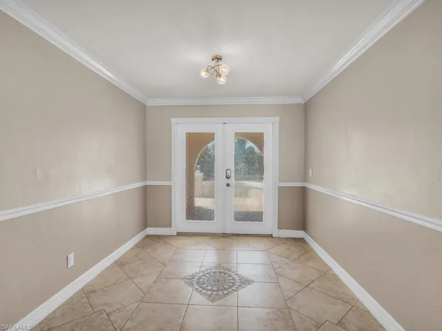 Large Foyer w/decorative tile design