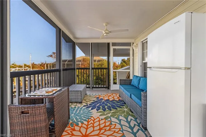 Sunroom with ceiling fan