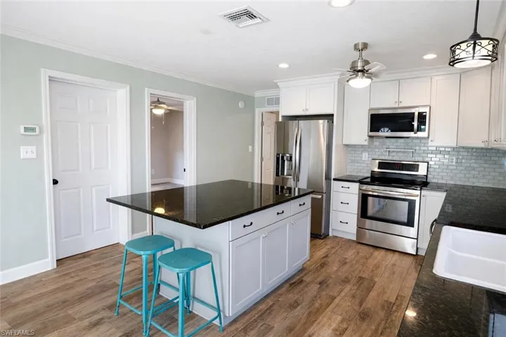 Kitchen Center Island / Breakfast Bar