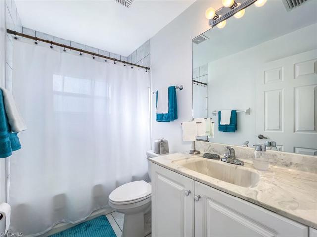 Guest bath sits between the 2 bedrooms