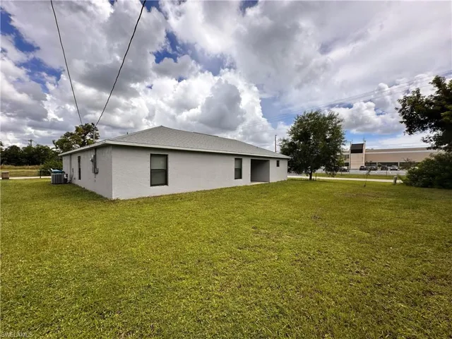 2212 Sw Santa Barbara Pl, Cape Coral, Florida 33991