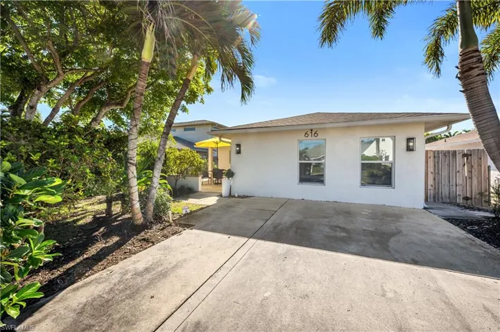 616  106th N AVE, Naples, FL 34108