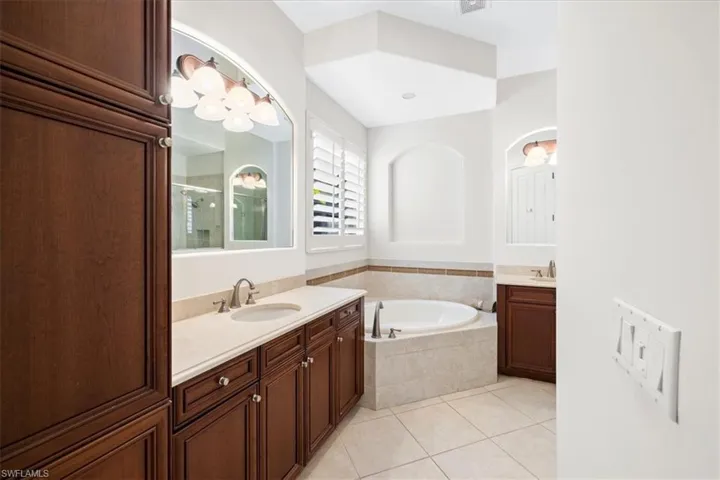 7831  Valencia  CT, Naples, FL 34113