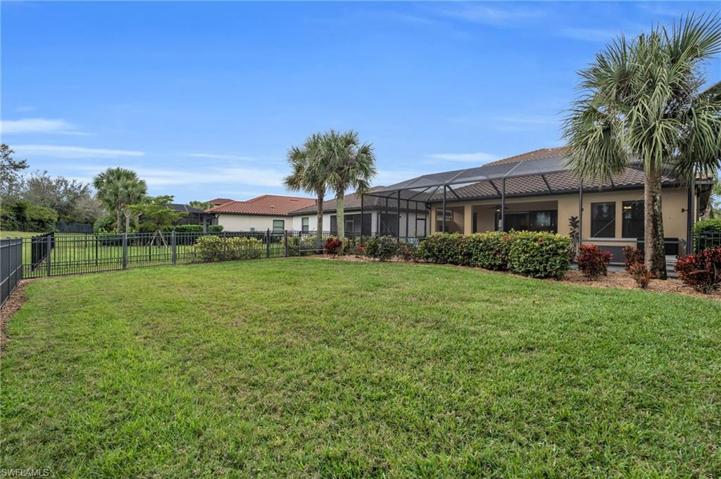 Huge fenced yard