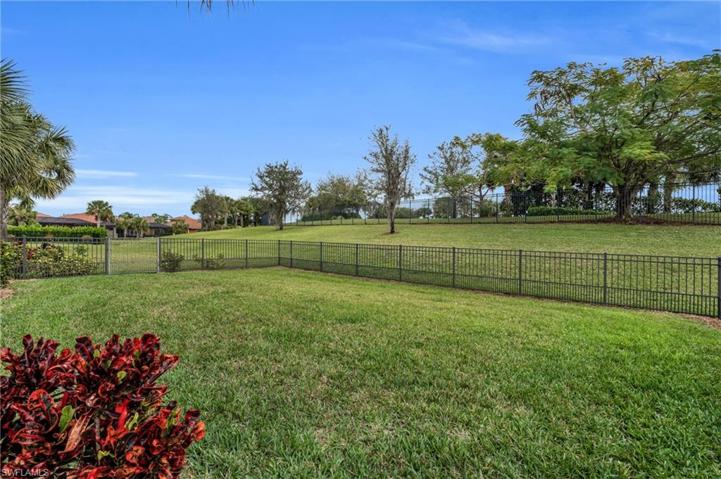 Huge fenced yard