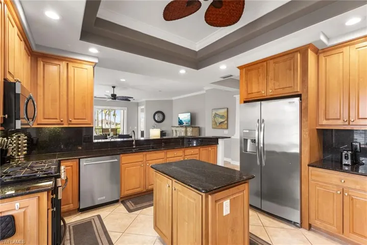 Tray ceiling, stainless steel appliances.