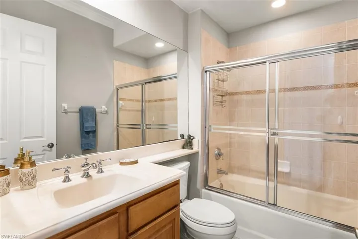 2nd full bathroom offers a shower/tub combination.