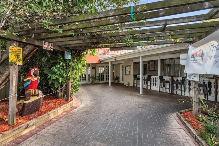 2555  Tamiami N TRL, Naples, FL 34103