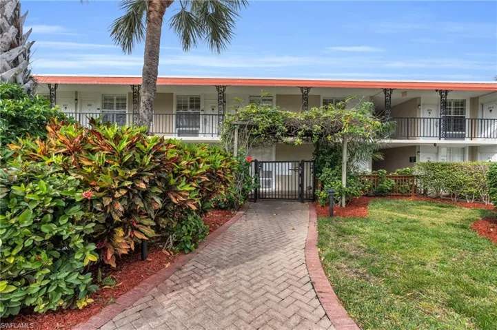 2555  Tamiami N TRL, Naples, FL 34103