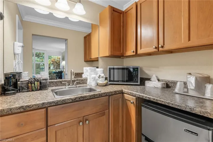 2555  Tamiami N TRL, Naples, FL 34103