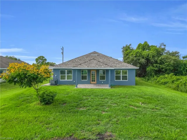 View of front of home featuring a patio, stucco siding, and a front yard
