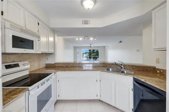 9580 Victoria Ln 205, Naples, Florida 34109