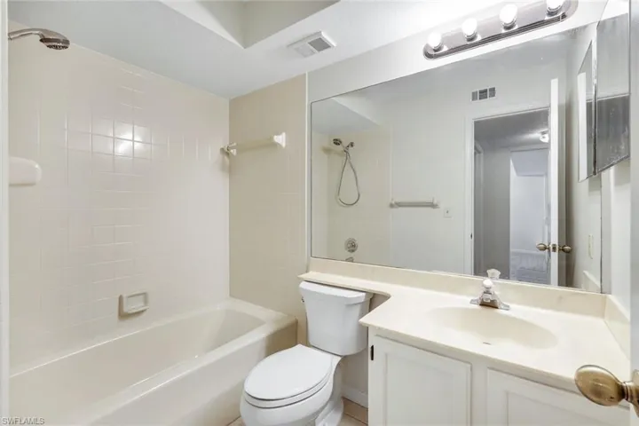 9580 Victoria Ln 205, Naples, Florida 34109