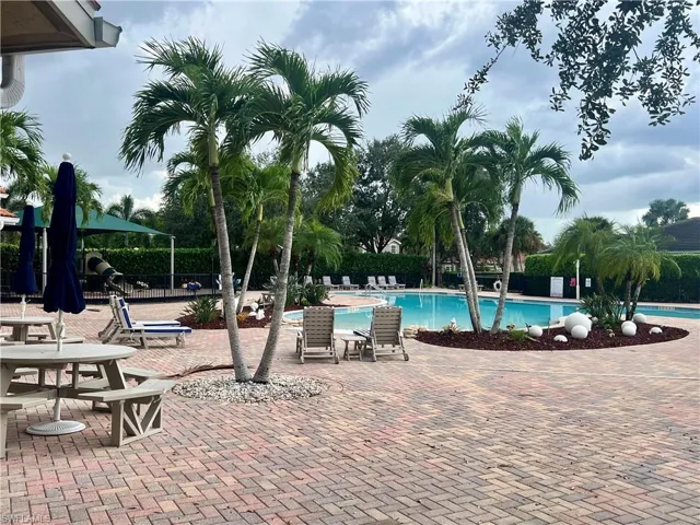 Valencia Lakes' community pool