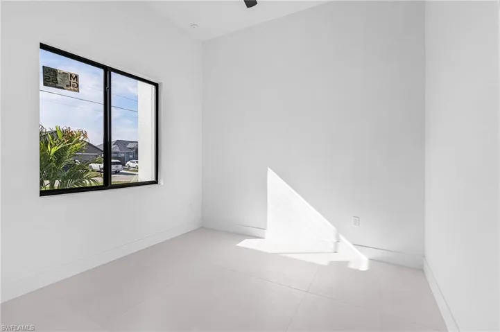 Bedroom w Fan