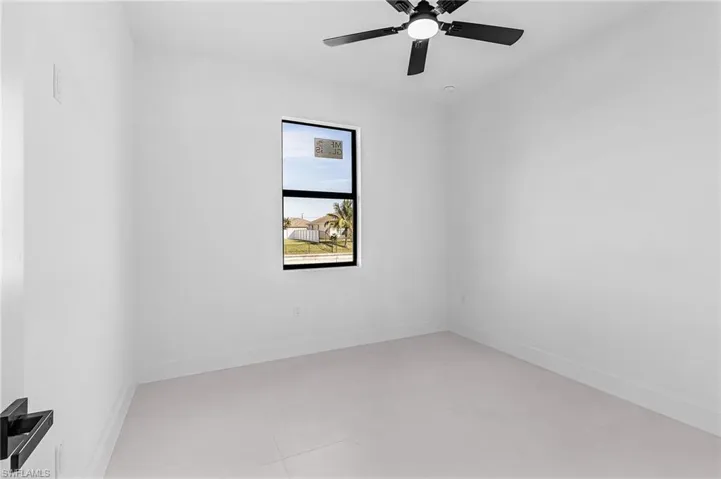 Bedroom w Fan