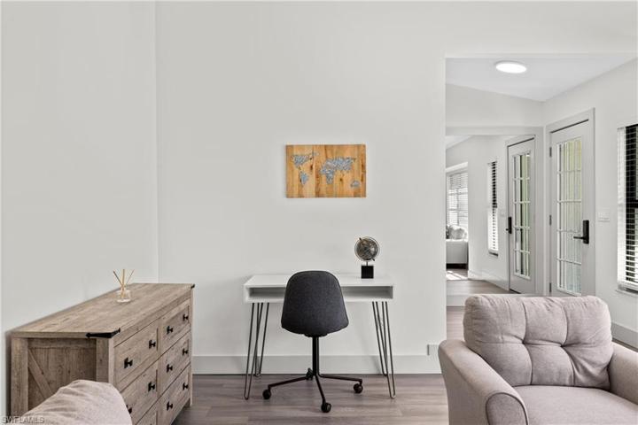 EXTRA LARGE LIVING ROOM WITH AREA THAT CAN BE SEPARATED INTO WORK SPACE.
