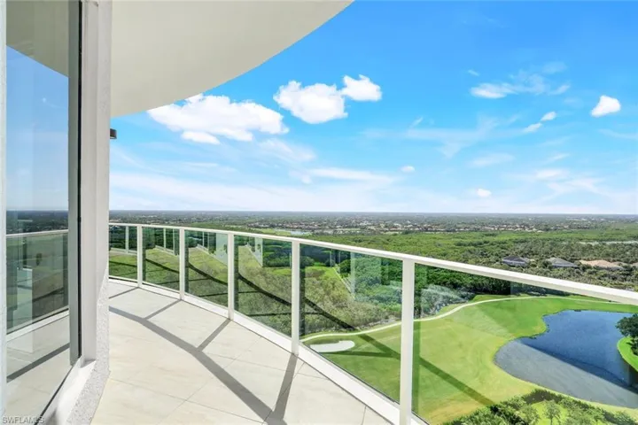 Over 1,000 sq ft Expansive Terrace