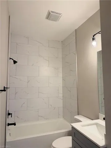 5205 Side Guest Bathroom