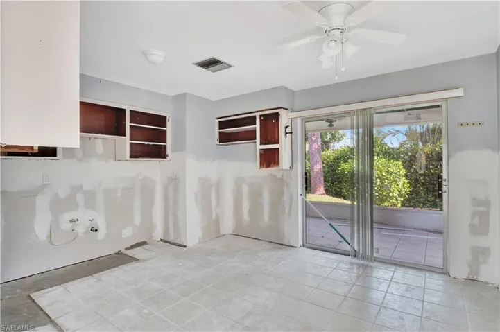 Unfurnished room featuring light tile flooring and ceiling fan