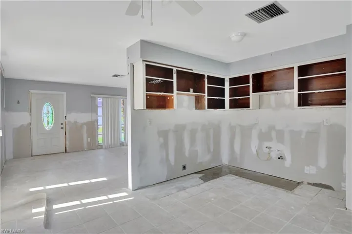 Tiled spare room with ceiling fan