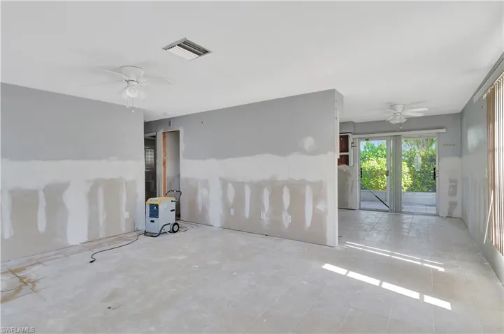 Tiled spare room with ceiling fan
