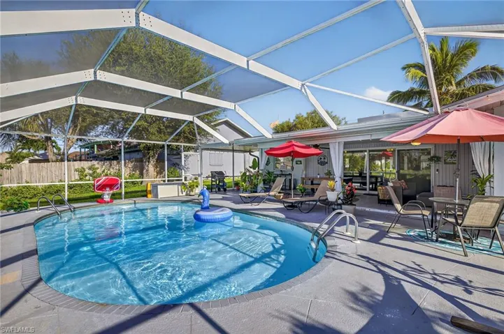 Huge lanai area & back house