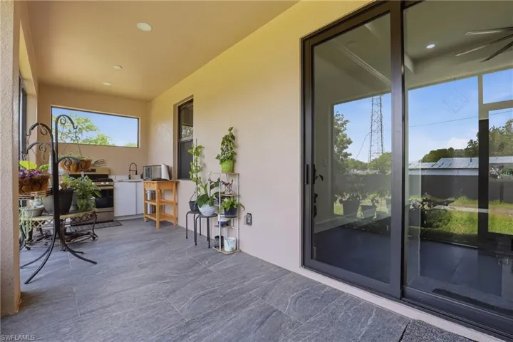Lanai with Kitchen