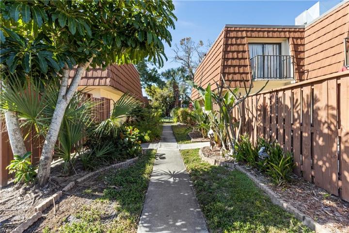 5219  Cedarbend  DR, Fort Myers, FL 33919