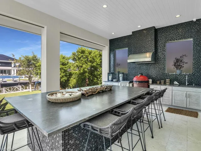 Outdoor Kitchen - Dining Area