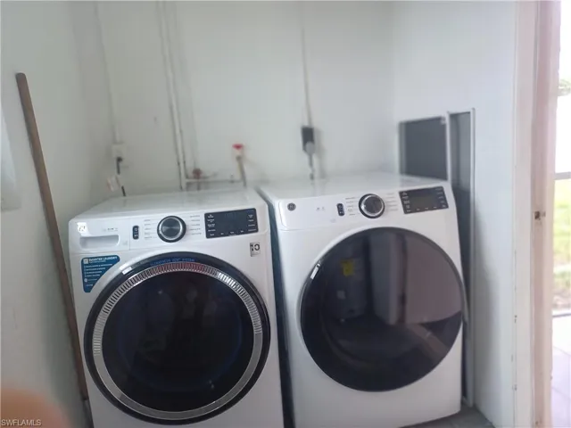 Washroom with independent washer and dryer
