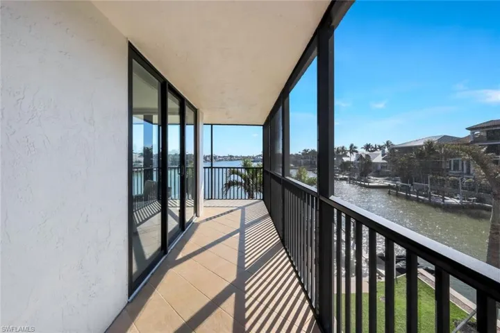 Side balcony