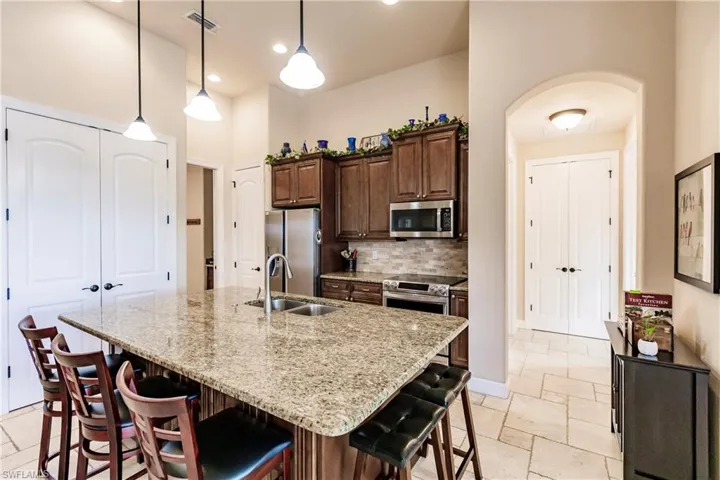Gourmet Kitchen with Large Granite Island!