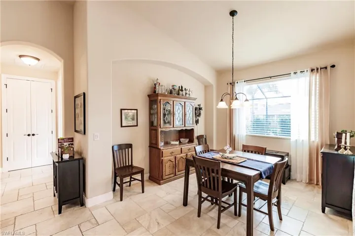 Cozy Dining Room!