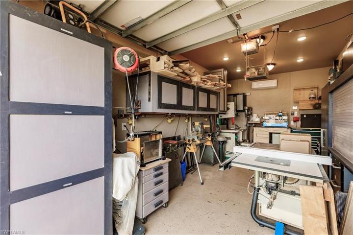 Air-Conditioned Workshop with Built-in Cabinetry !